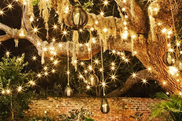 Gợi ý lựa chọn đèn trang trí quán cafe sân vườn lung linh về đêm