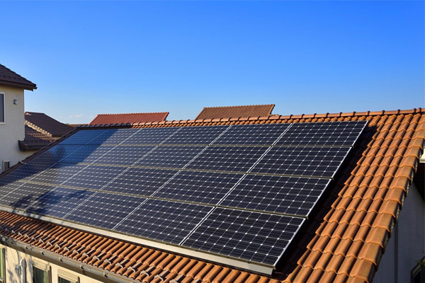 Tấm năng lượng mặt trời được xếp trên mái nhà